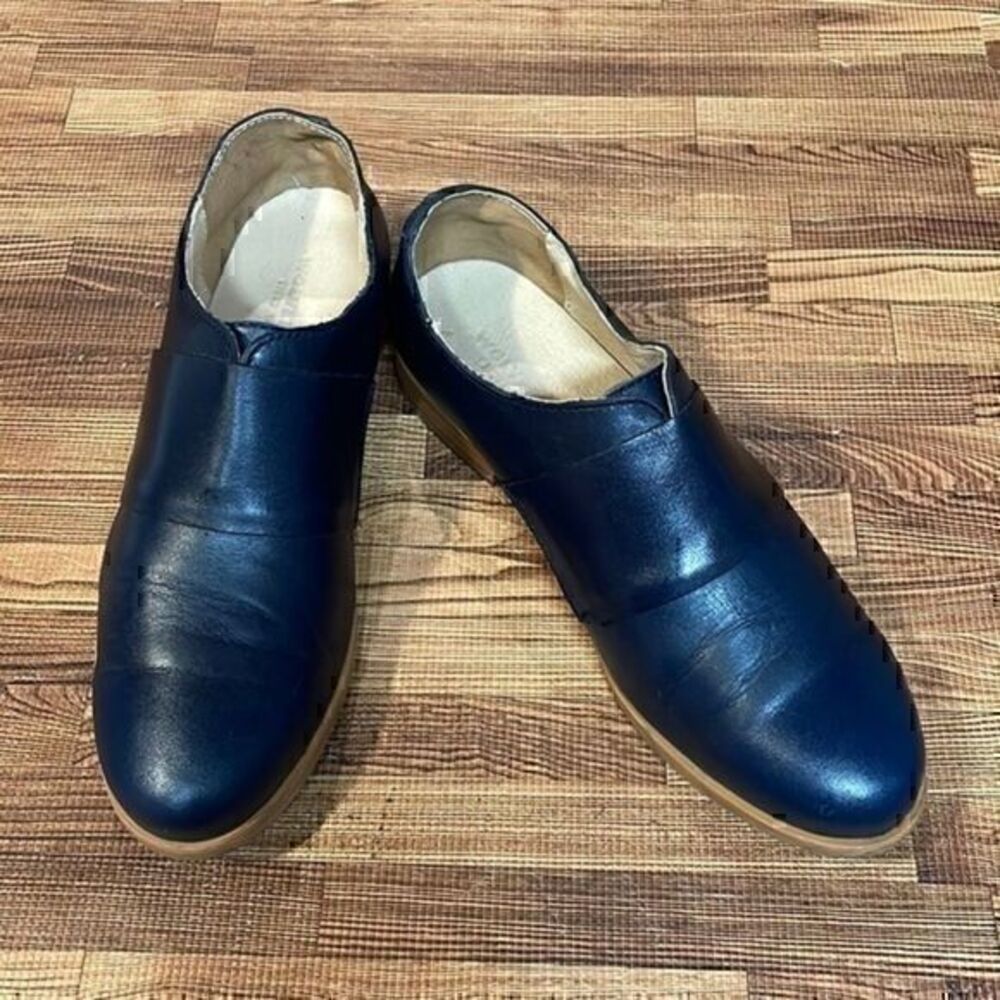 Wolverine women’s navy blue leather casual slip on shoes. Size 7.